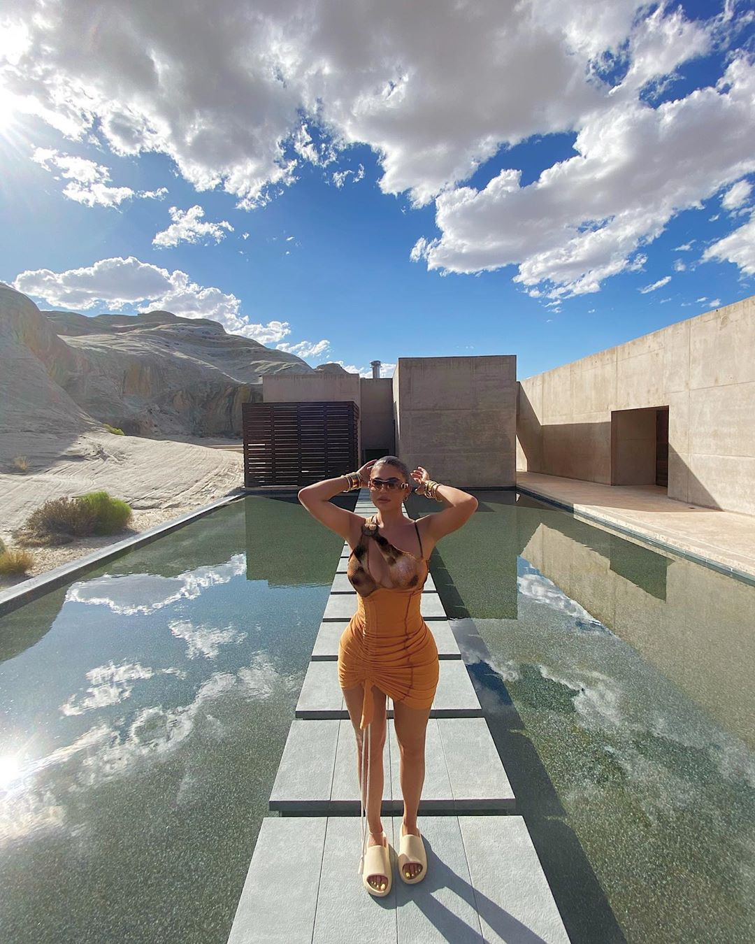 Mê đắm sắc vóc gợi cảm hai chị em 'triệu đô' nhà Kardashian ảnh 16