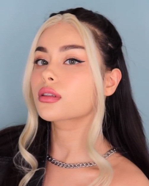 Cô gái gốc Việt trổ tài trang điểm giống Jennie và Lisa nhóm BlackPink ảnh 1