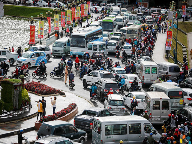 Khu vực bùng binh Chợ Đà Lạt - cầu Ông Đạo là một trong những địa điểm "mạo hiểm" của Đà Lạt trong các ngày lễ và mùa du lịch. - Nguồn: Du Lịch Đà Lạt Đà Lạt lắp đặt đèn giao thông: Phải hy sinh nét văn hóa riêng vì du khách ngày càng đông? ảnh 1