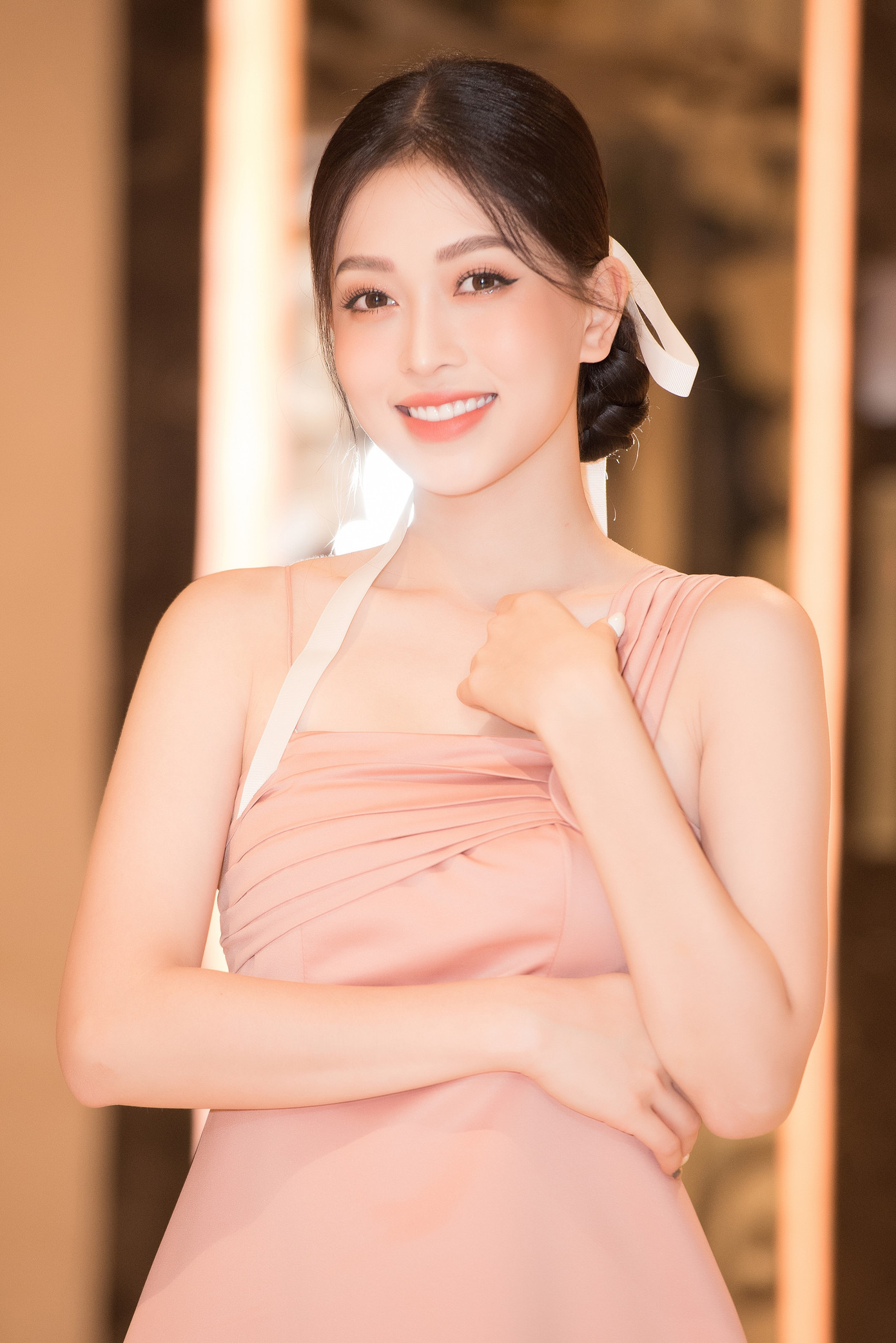 Á hậu Phương Nga khoe vai trần gợi cảm chấm thi Sơ khảo Người đẹp tài năng HHVN 2020 ảnh 3