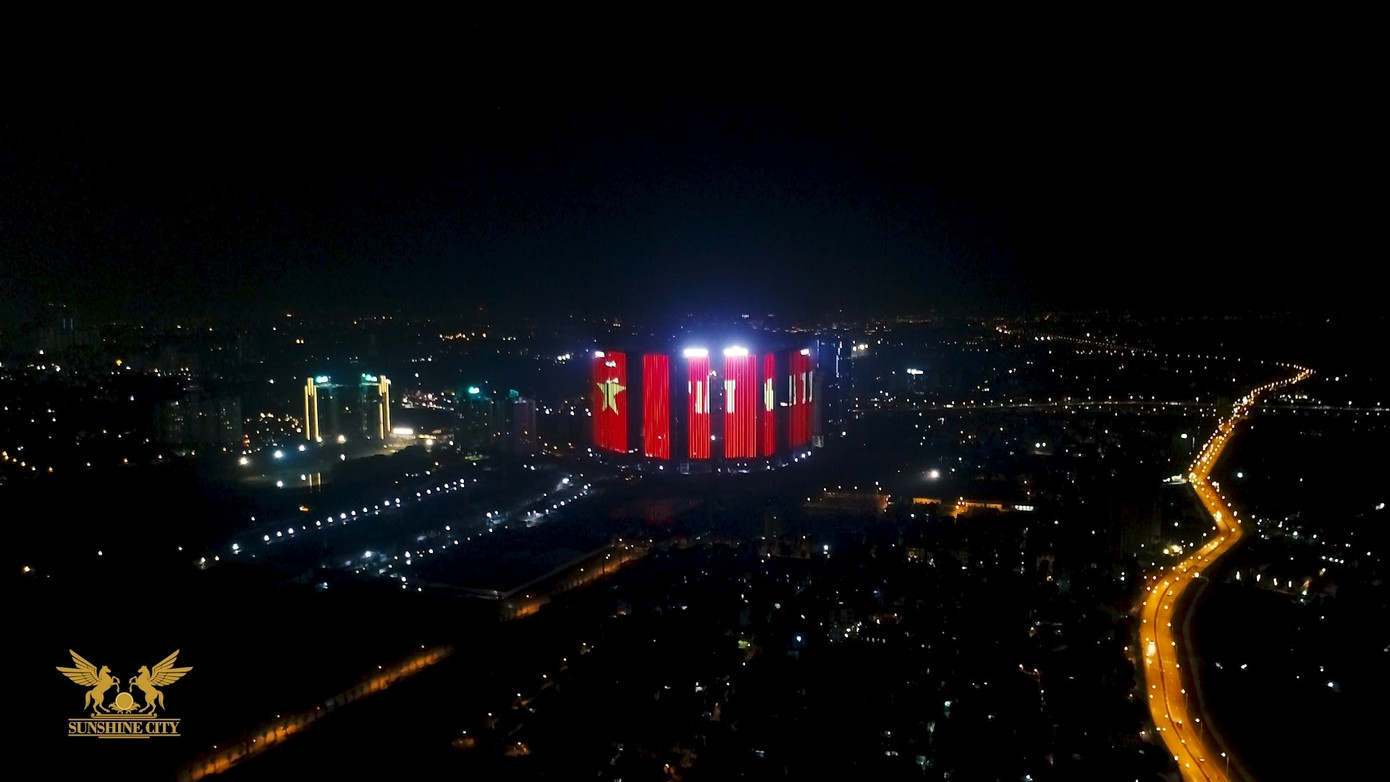 Việt Nam vô địch, hàng loạt tòa nhà 'nhuộm đỏ' quốc kỳ cả đêm ảnh 5