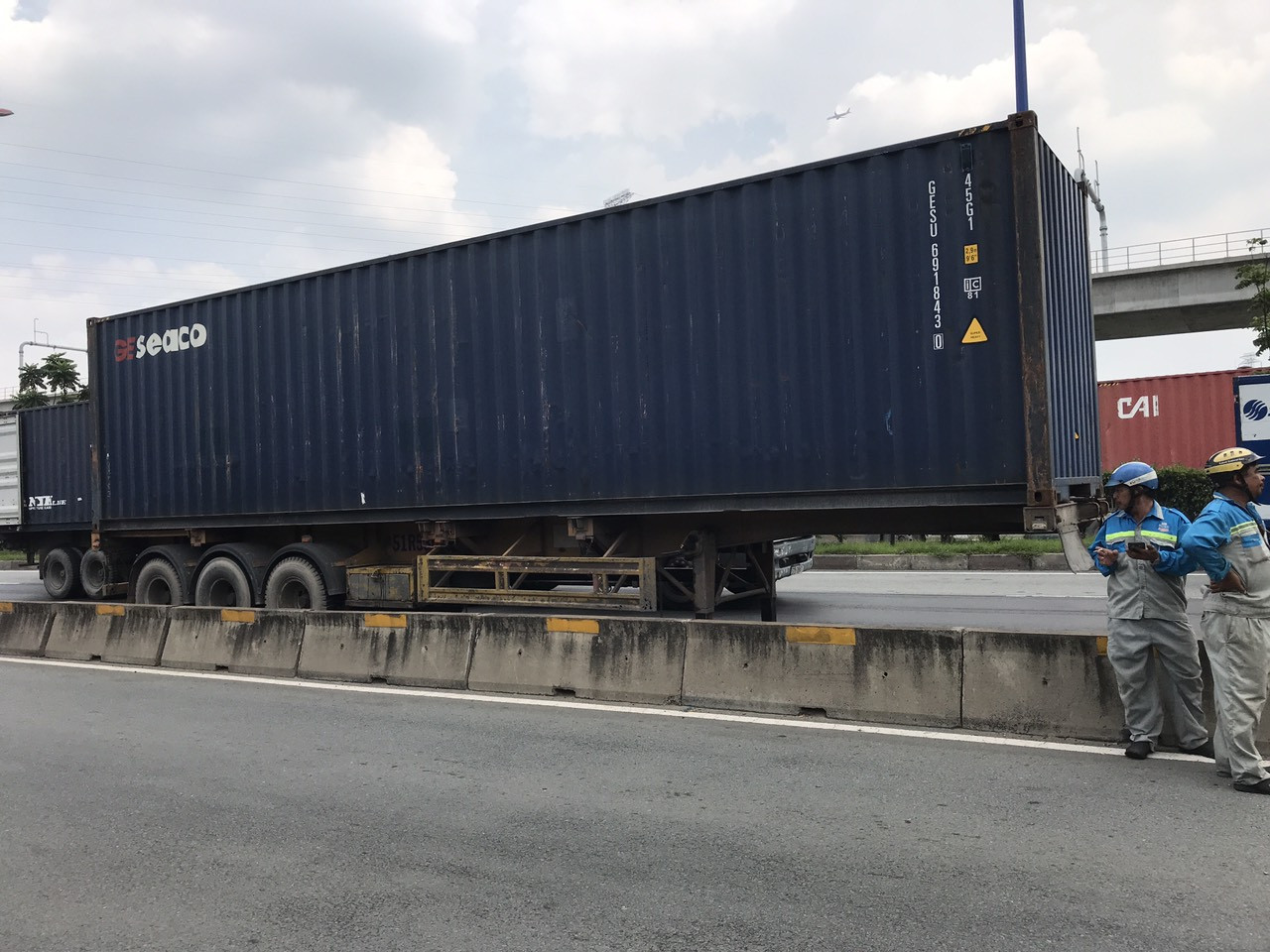 Cabin xe container cháy rụi, tài xế thoát nạn ảnh 2