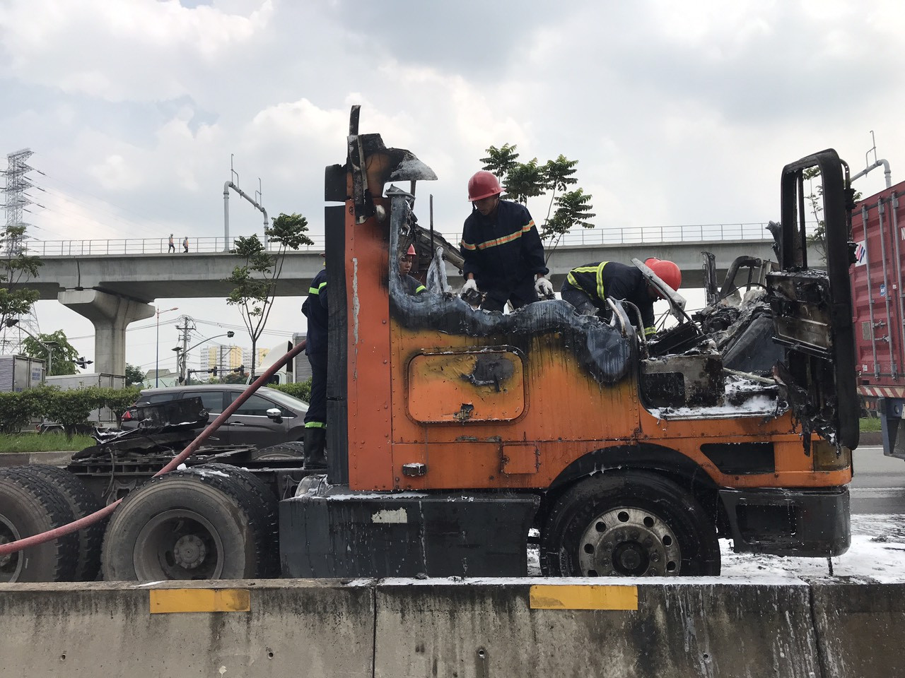 Cabin xe container cháy rụi, tài xế thoát nạn ảnh 1