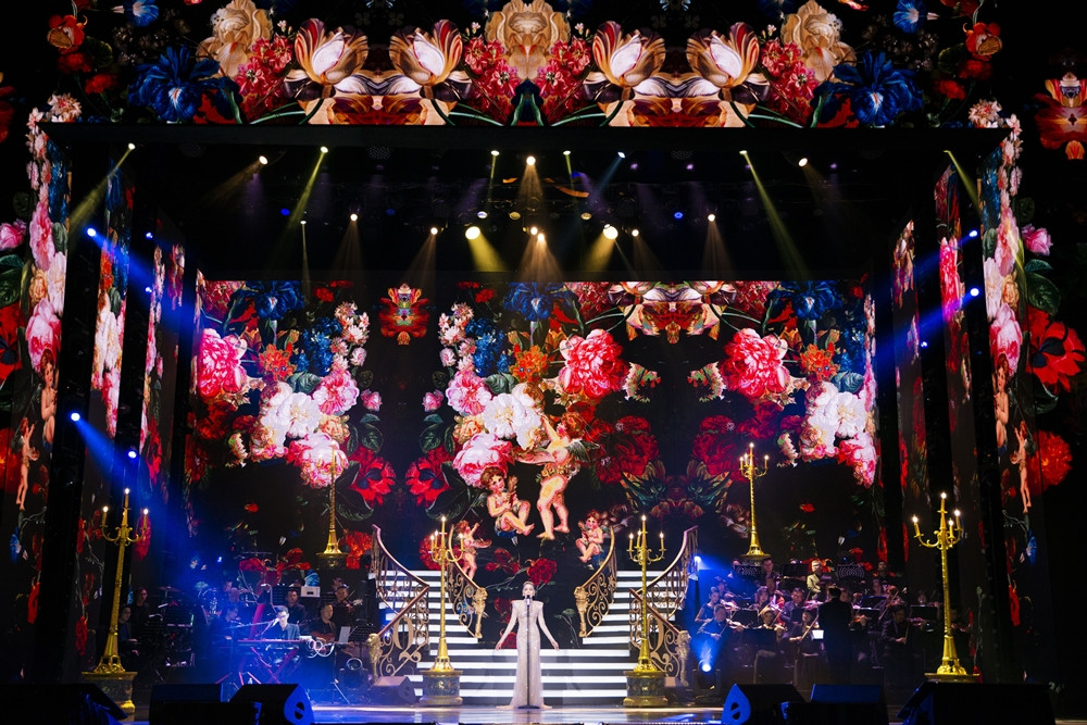 Ca sĩ Lệ Quyên lên đồng cùng mẹ tại liveshow triệu đô ảnh 2