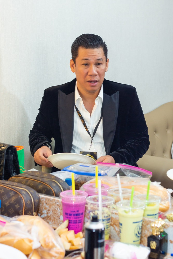 Ca sĩ Lệ Quyên lên đồng cùng mẹ tại liveshow triệu đô ảnh 5