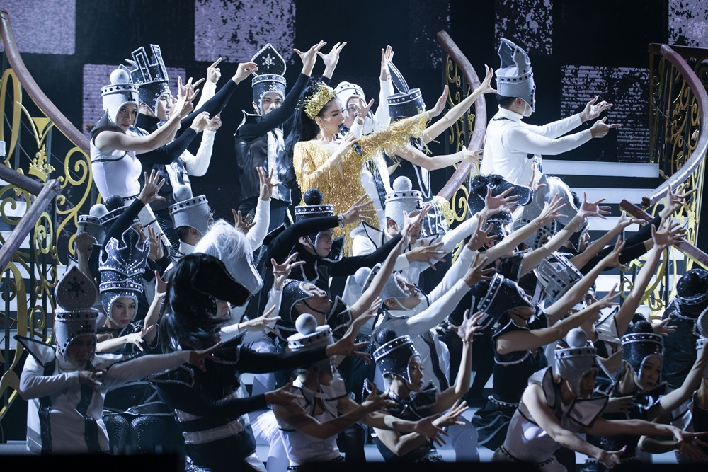 Ca sĩ Lệ Quyên lên đồng cùng mẹ tại liveshow triệu đô ảnh 1