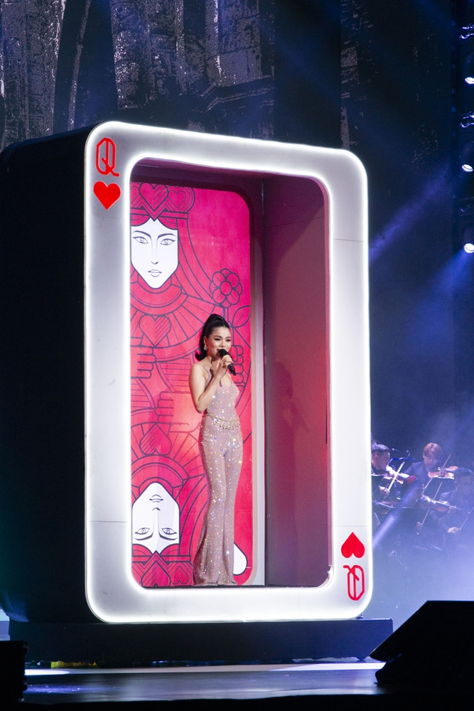 Ca sĩ Lệ Quyên lên đồng cùng mẹ tại liveshow triệu đô ảnh 4