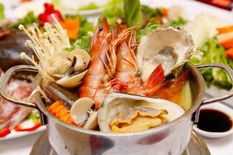 Thủy hải sản có vở (tôm, cua...) khi ăn chung với cà rốt có thể gây ngộ độc. Bởi trong vỏ các loài sinh vật trên thường chứa 1 lượng lớn các asen hóa trị 5. Asen khi gặp vitamin C trong cà rốt sẽ trở thành asen hóa trị 3 có tên gọi khác là thạch tín. Đây là một chất có độc tính cao, nguy hiểm nếu ăn phải. Ảnh minh họa: Internet Cà rốt thành ‘thuốc độc’ nếu bạn ăn theo những cách sau ảnh 2