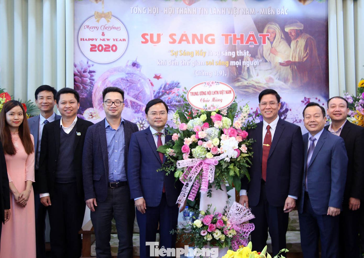 Chủ tịch T.Ư Hội LHTN Việt Nam chúc mừng mùa Giáng sinh ảnh 1