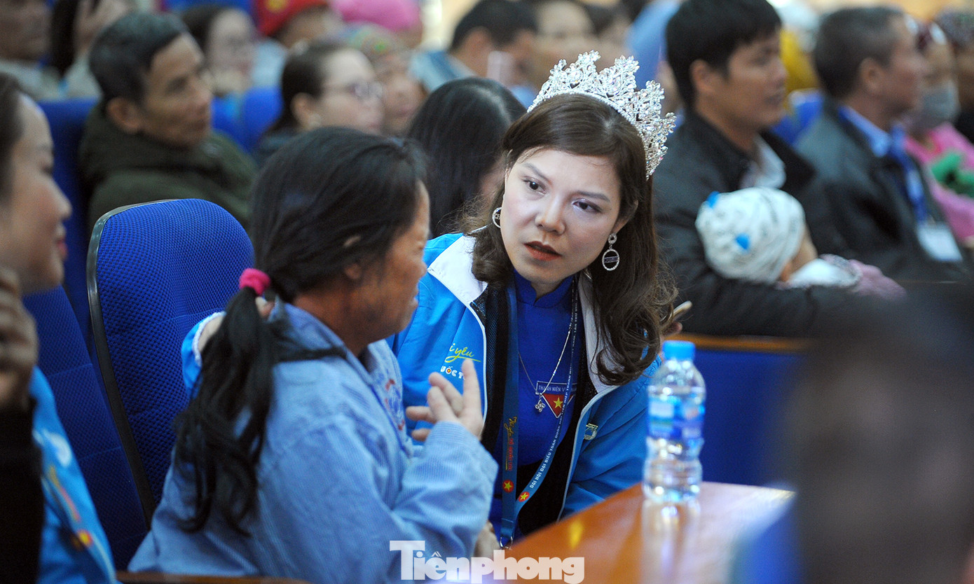 Đại biểu thanh niên mang nụ cười đến viện K Tân Triều ảnh 7