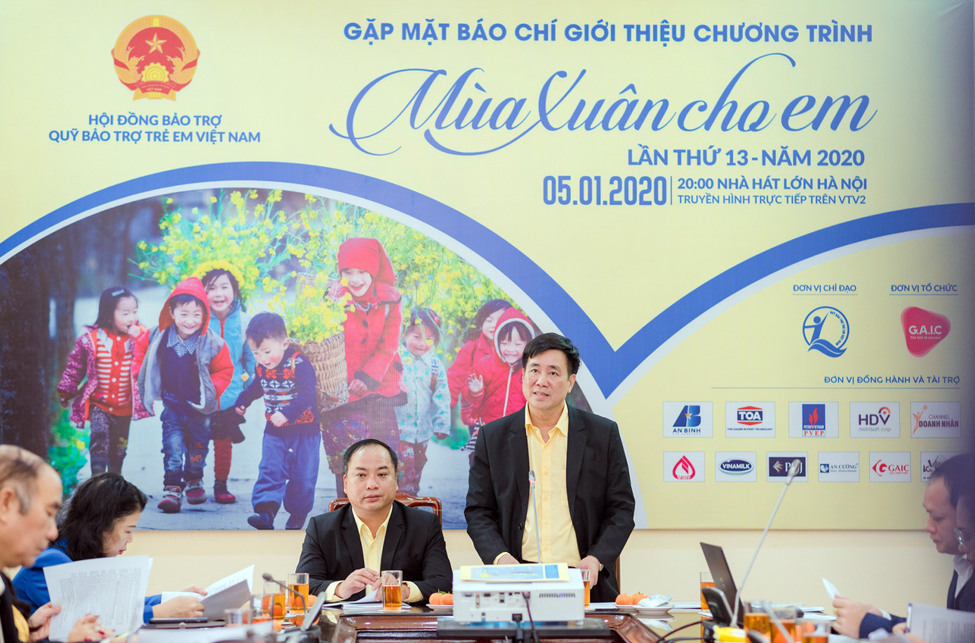 3,8 tỷ đồng quà Tết tặng trẻ em có hoàn cảnh đặc biệt ảnh 1