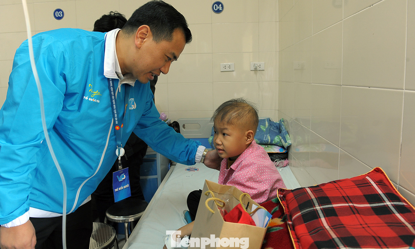 Đại biểu thanh niên mang nụ cười đến viện K Tân Triều ảnh 2