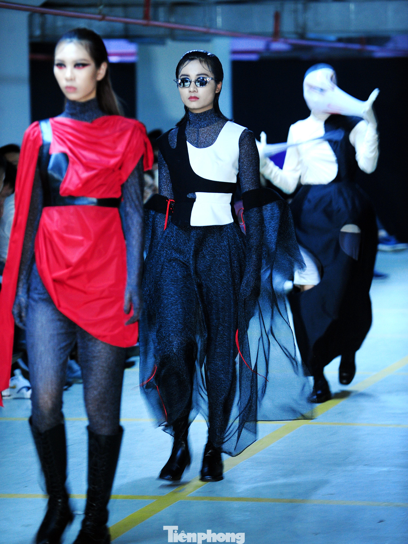 Sinh viên thiết kế thời trang phản ánh giao thông, môi trường ảnh 15