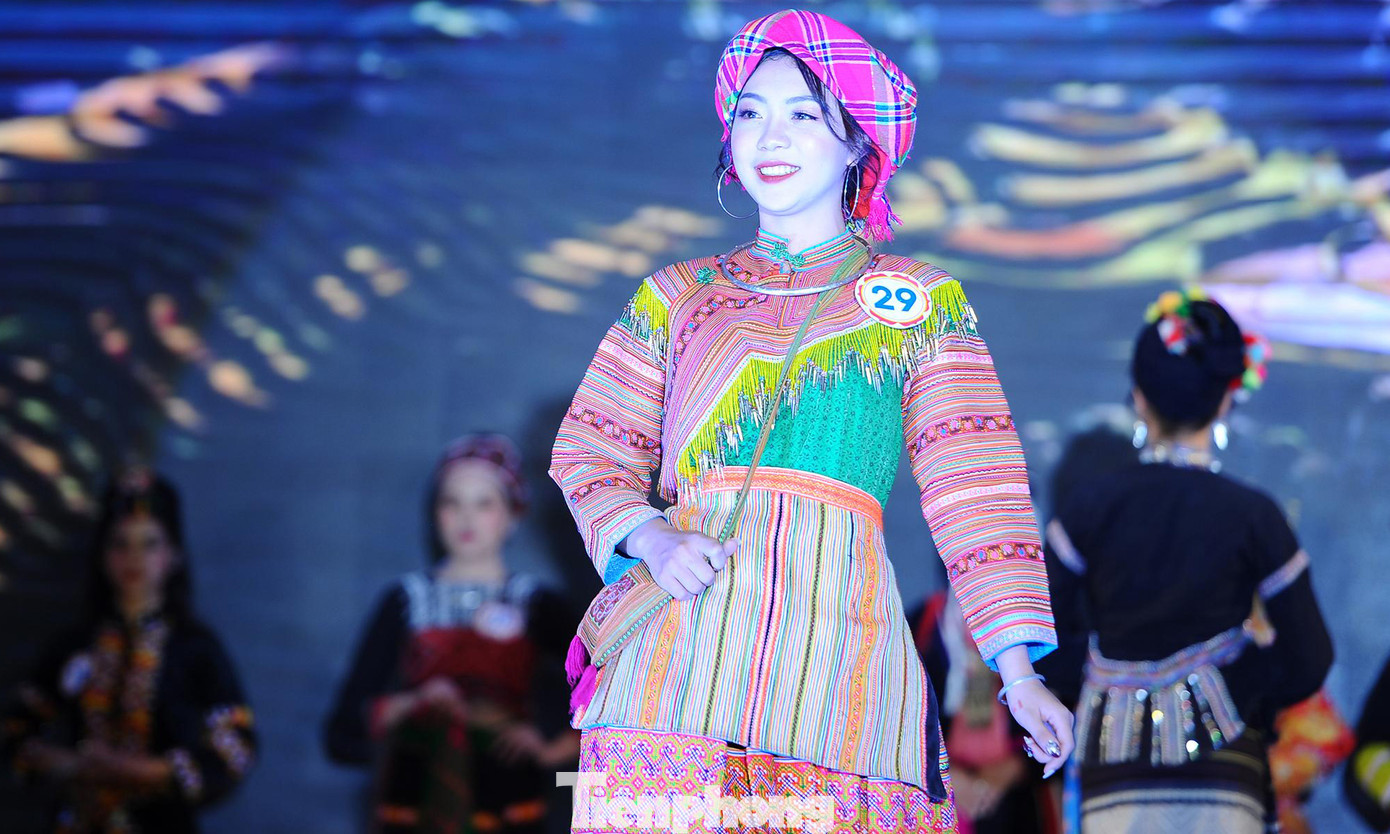 Ngắm thiếu nữ Lào Cai khoe sắc với trang phục dân tộc ảnh 12