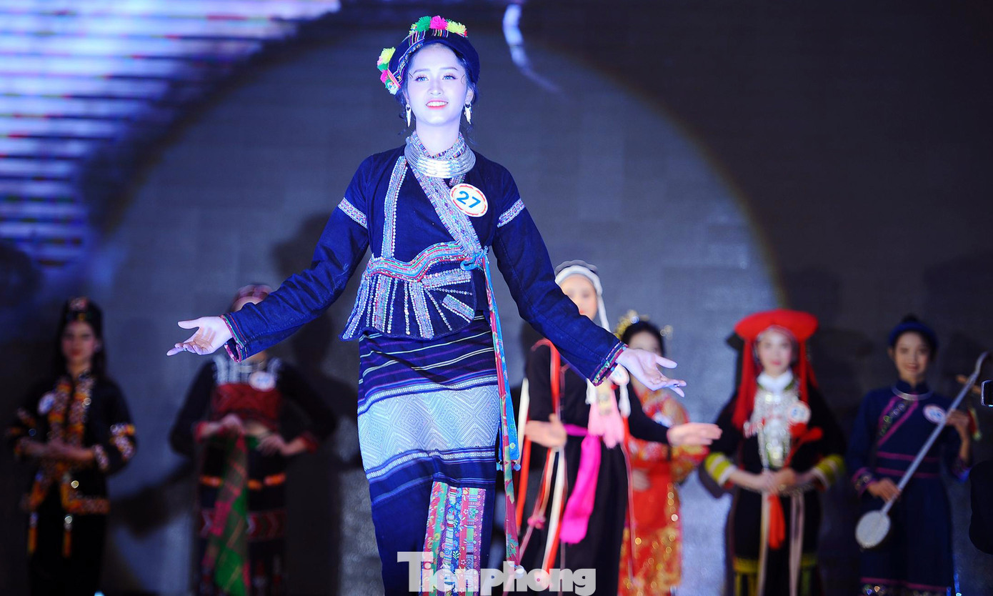 Ngắm thiếu nữ Lào Cai khoe sắc với trang phục dân tộc ảnh 11