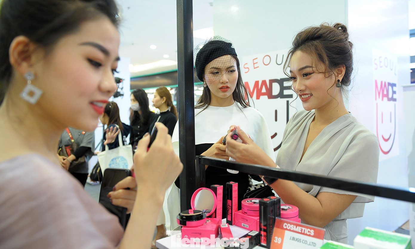 Hotgirl Việt khoe sắc cùng Hoa hậu Hàn Quốc ảnh 6