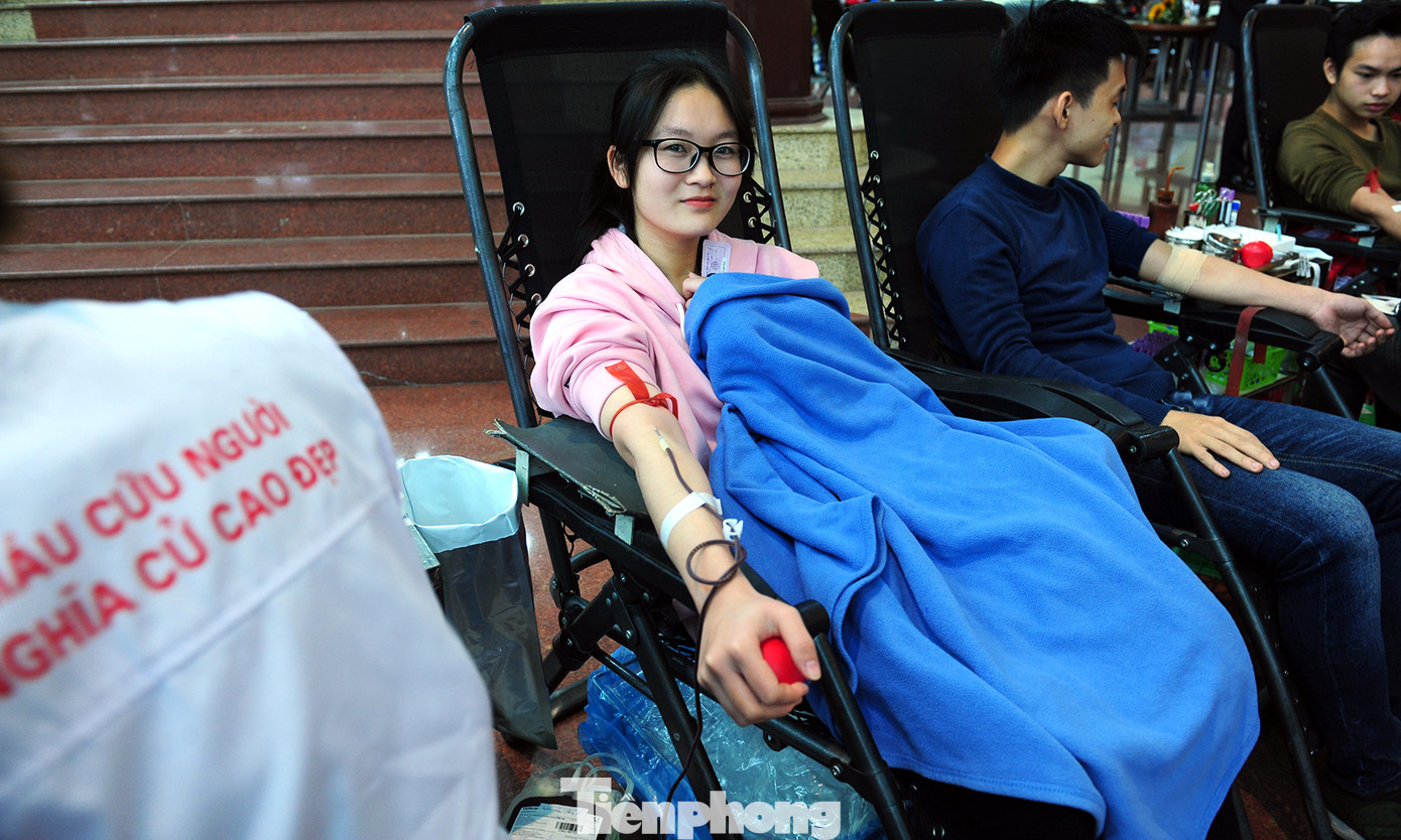 Dấu ấn tuổi 18 trong ngày hội hiến máu tình nguyện Chủ nhật Đỏ ảnh 8