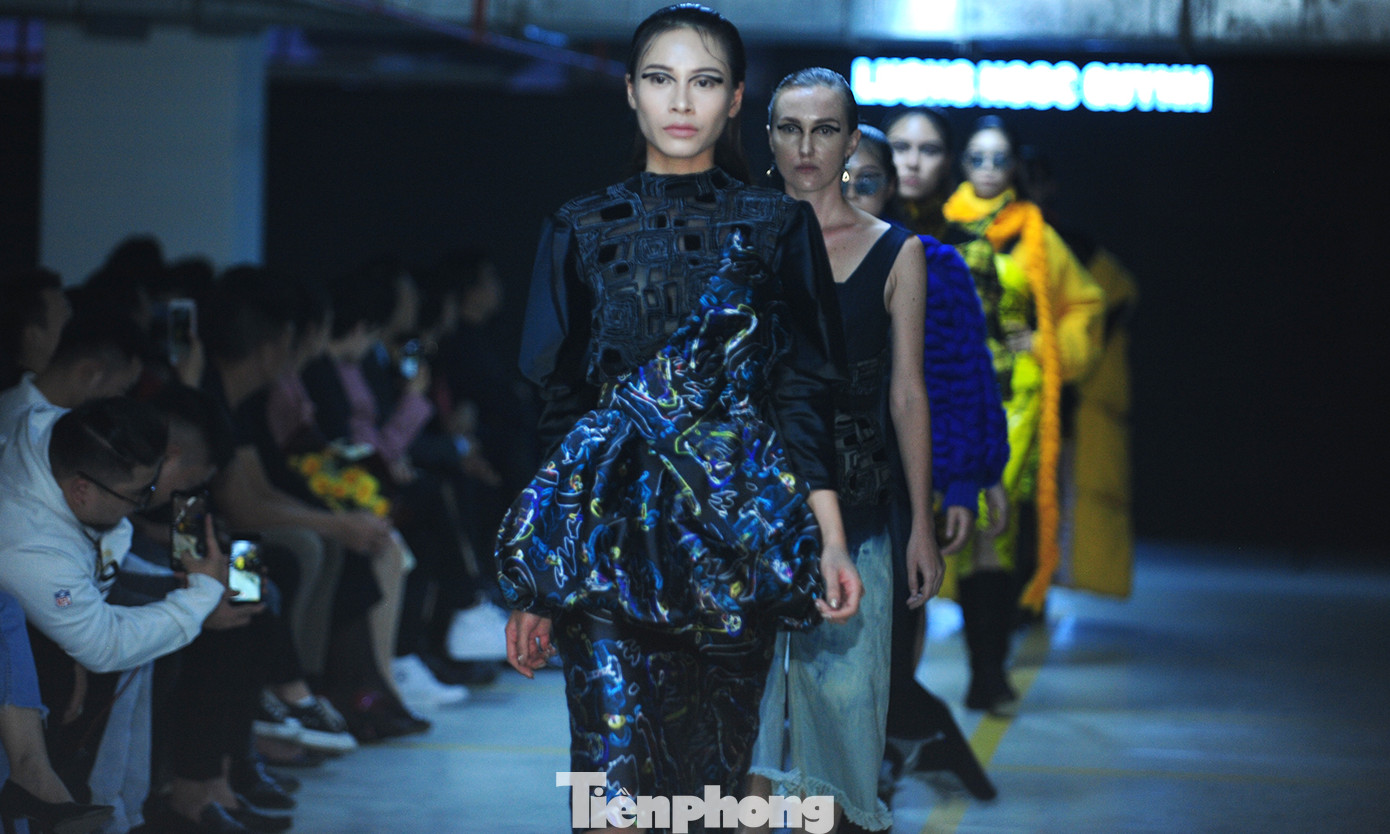 Sinh viên thiết kế thời trang phản ánh giao thông, môi trường ảnh 3