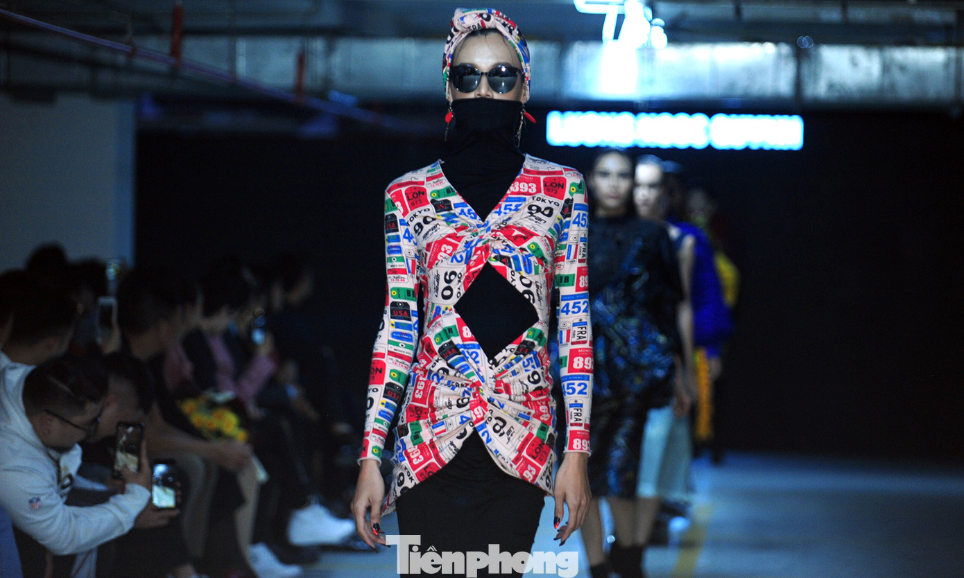 Sinh viên thiết kế thời trang phản ánh giao thông, môi trường ảnh 2