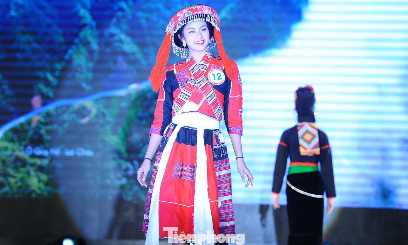 Ngắm thiếu nữ Lào Cai khoe sắc với trang phục dân tộc ảnh 4