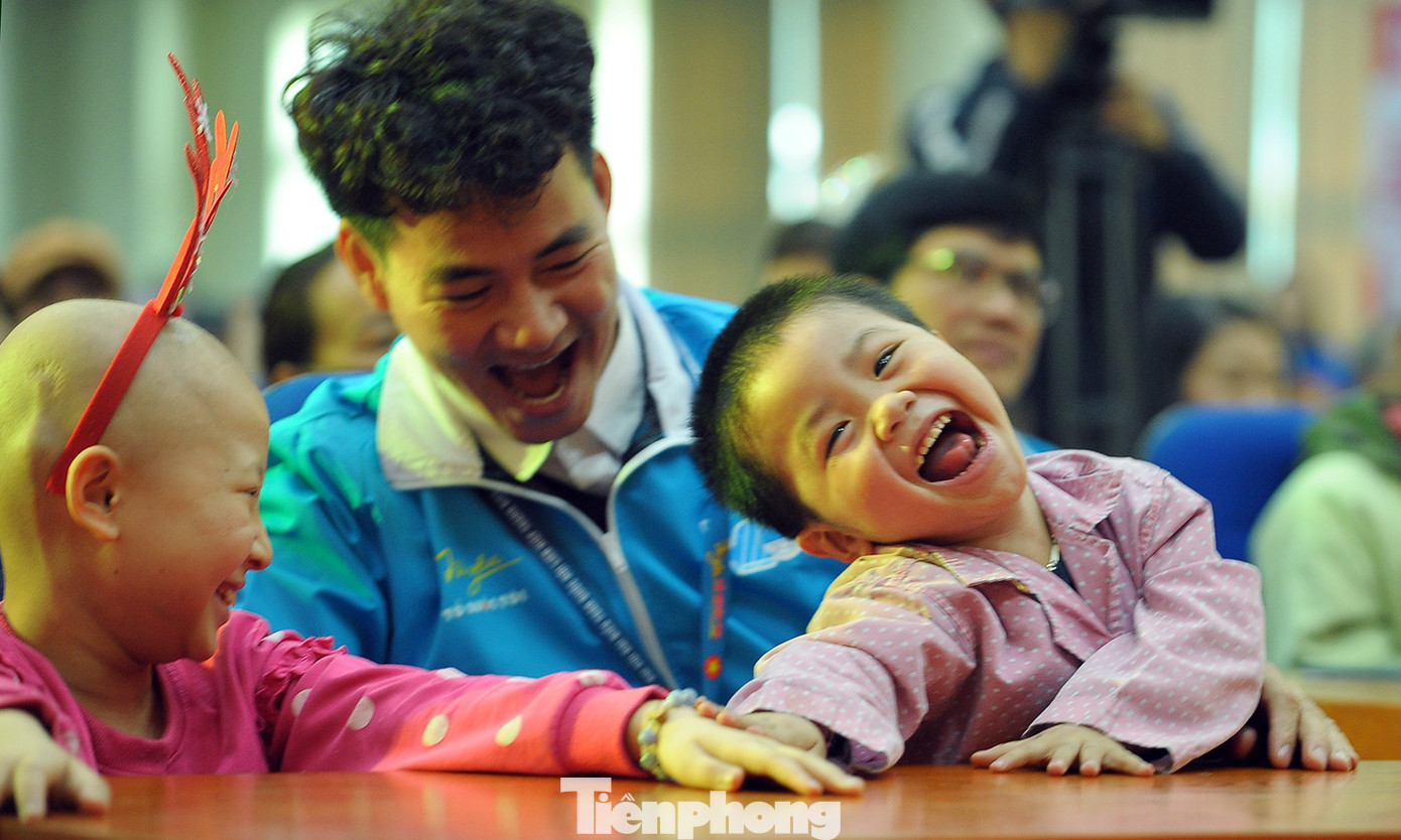 Đại biểu thanh niên mang nụ cười đến viện K Tân Triều ảnh 6