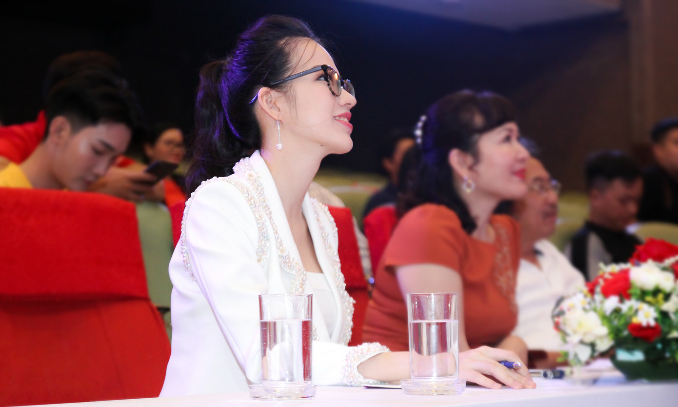 Nhan sắc xinh đẹp của giám khảo Hoa khôi Sinh viên Việt Nam 2020 ảnh 2