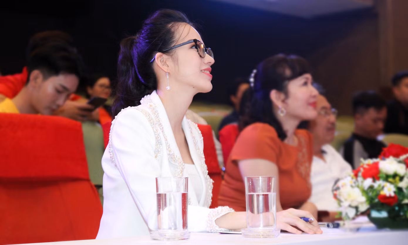 Nhan sắc xinh đẹp của giám khảo Hoa khôi Sinh viên Việt Nam 2020 ảnh 2