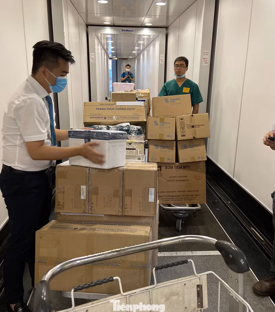 Bên trong chuyến bay đặc biệt đón lao động tại Guinea Xích đạo về nước ảnh 9