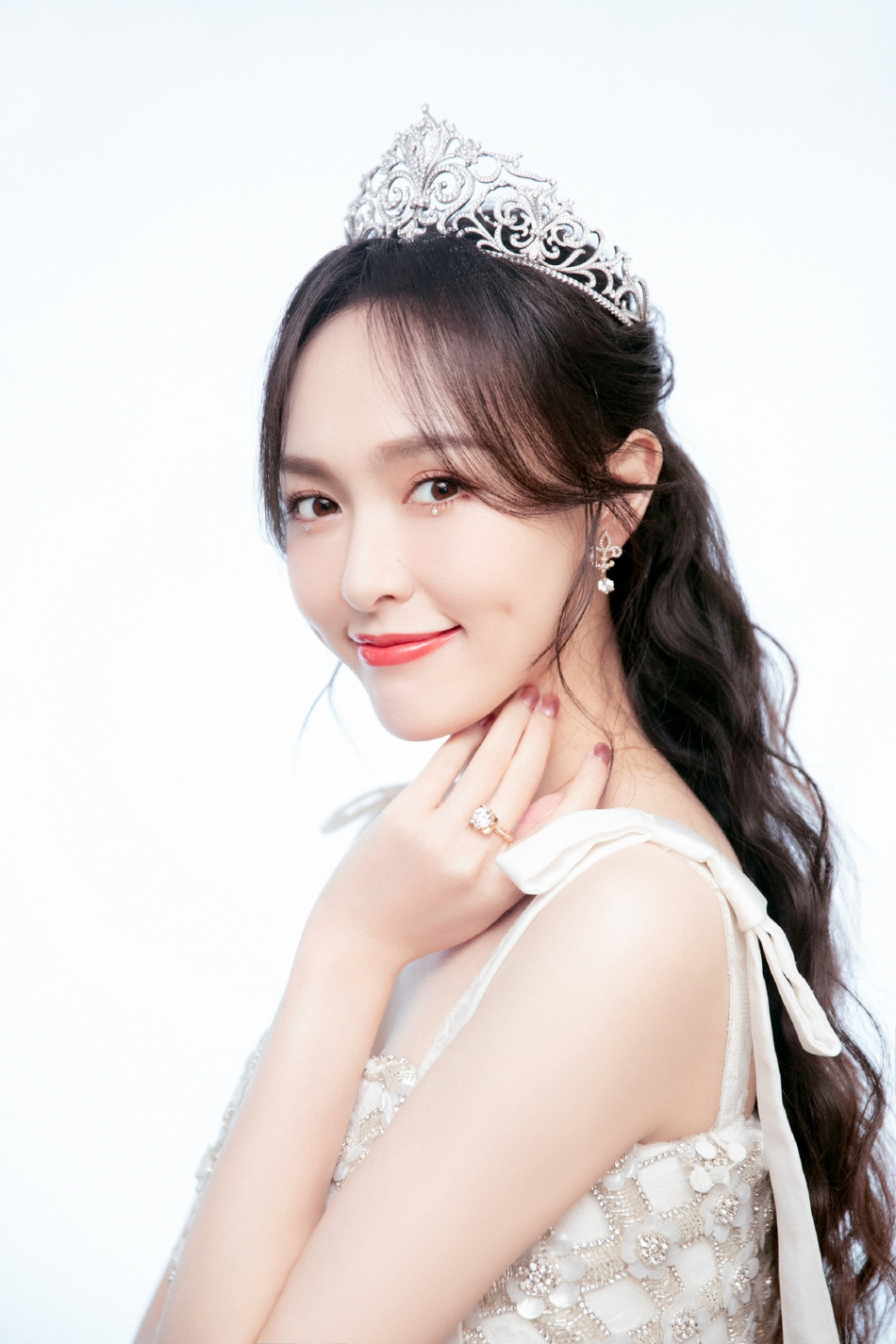 Đường Yên đẹp như công chúa cổ tích, nhưng đôi chân khẳng khiu đáng báo động ảnh 5