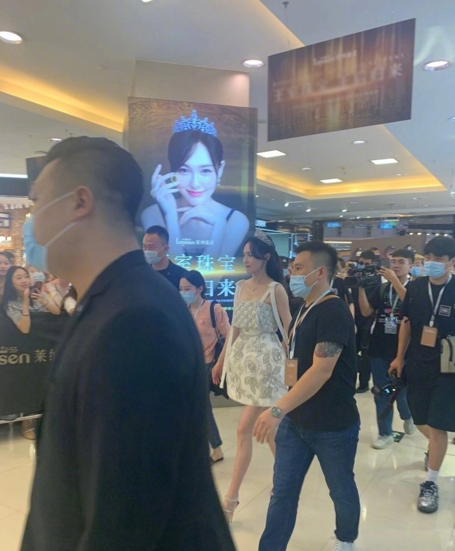 Đường Yên đẹp như công chúa cổ tích, nhưng đôi chân khẳng khiu đáng báo động ảnh 11