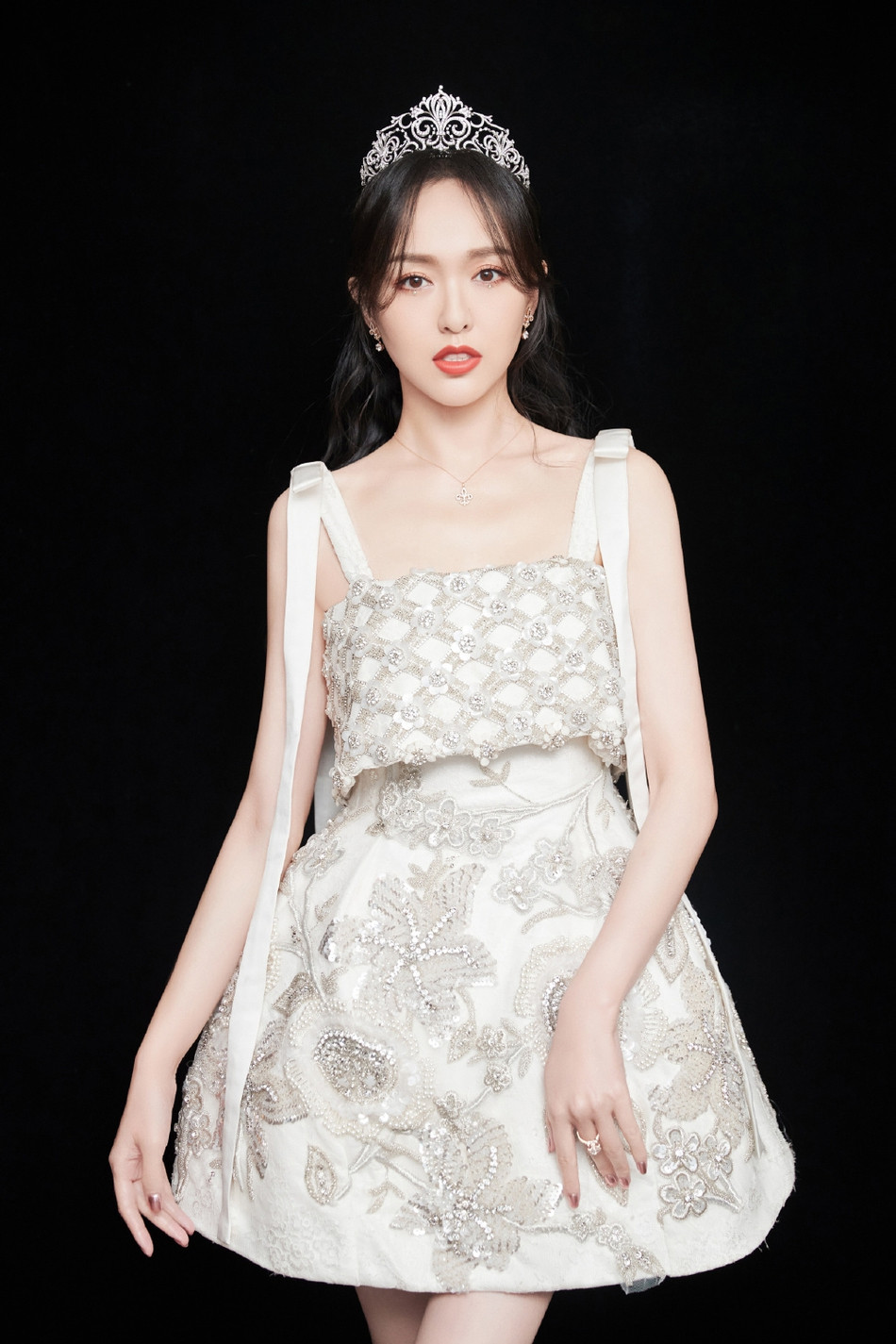 Đường Yên đẹp như công chúa cổ tích, nhưng đôi chân khẳng khiu đáng báo động ảnh 6