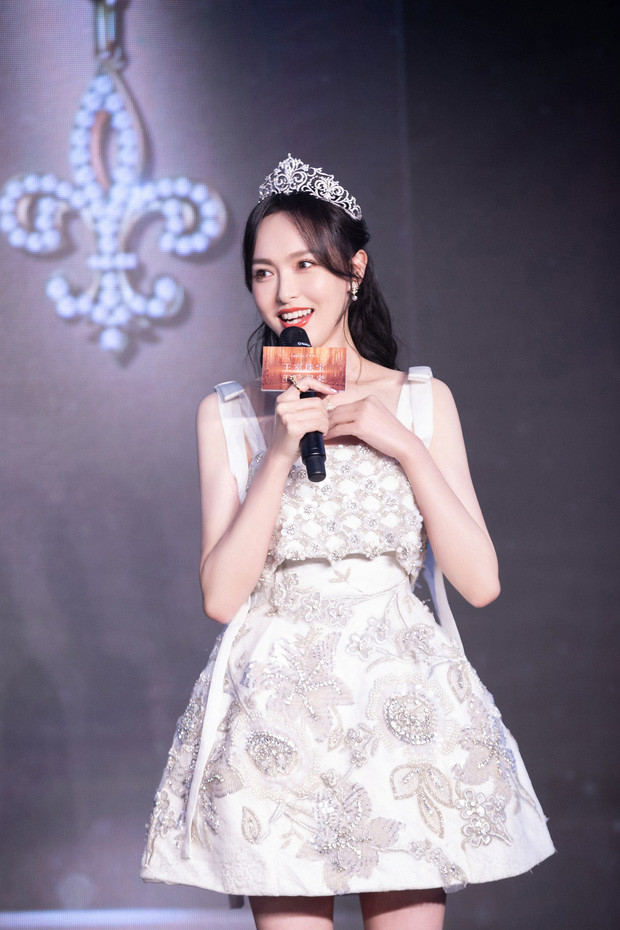 Đường Yên đẹp như công chúa cổ tích, nhưng đôi chân khẳng khiu đáng báo động ảnh 2