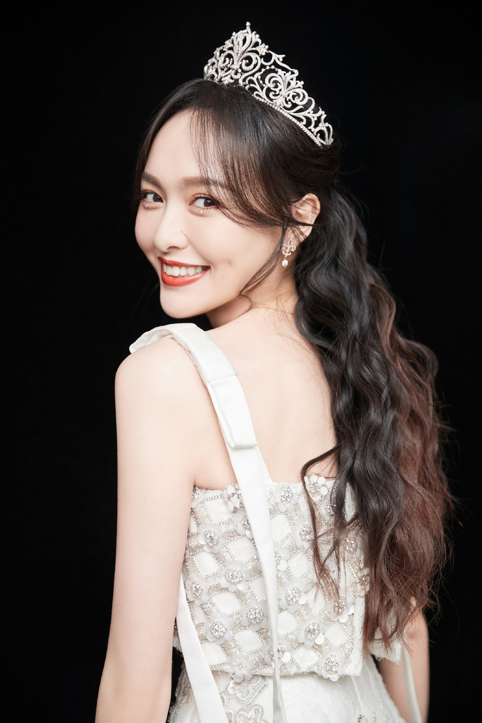 Đường Yên đẹp như công chúa cổ tích, nhưng đôi chân khẳng khiu đáng báo động ảnh 8