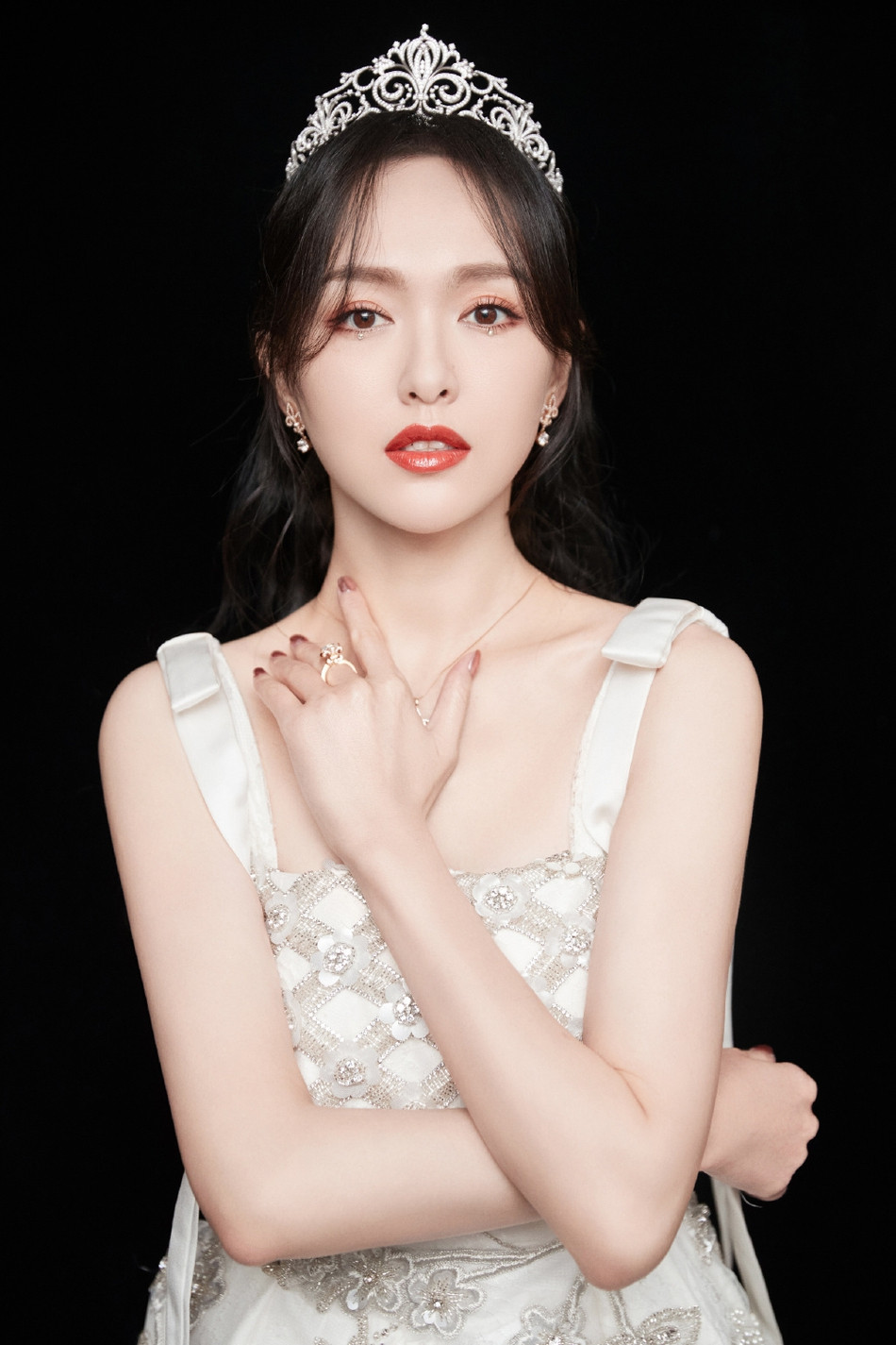 Đường Yên đẹp như công chúa cổ tích, nhưng đôi chân khẳng khiu đáng báo động ảnh 7