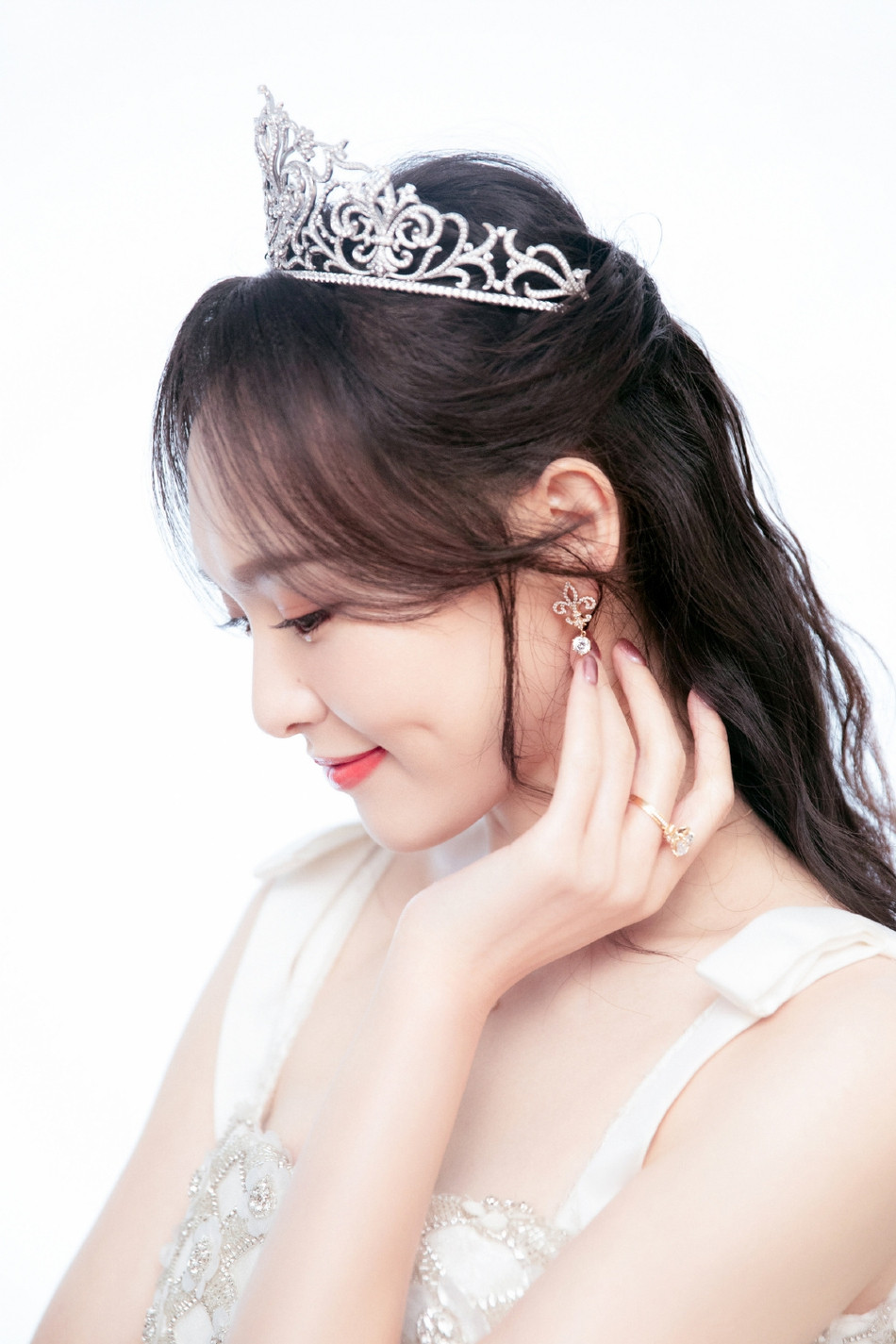 Đường Yên đẹp như công chúa cổ tích, nhưng đôi chân khẳng khiu đáng báo động ảnh 9