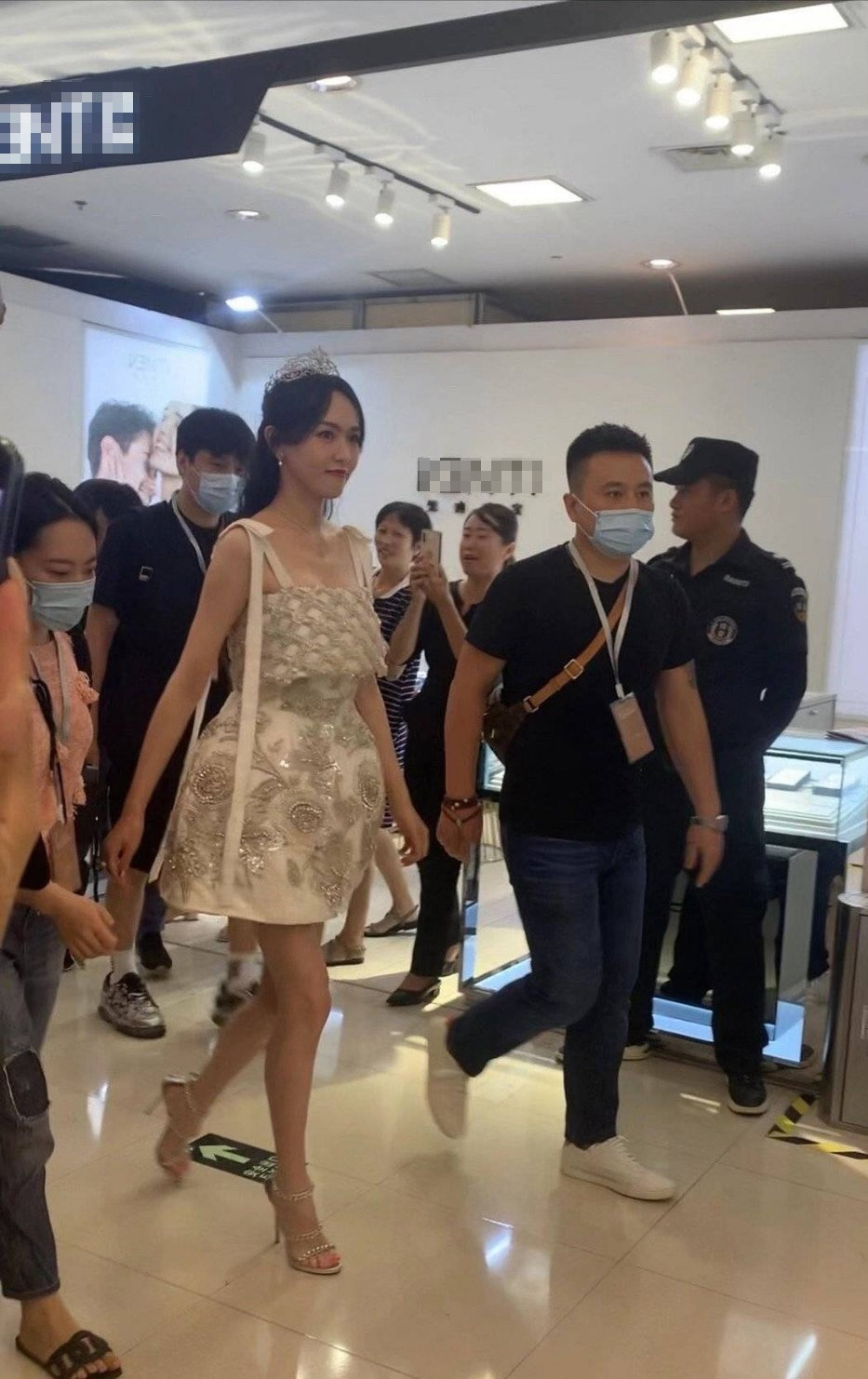 Đường Yên đẹp như công chúa cổ tích, nhưng đôi chân khẳng khiu đáng báo động ảnh 12