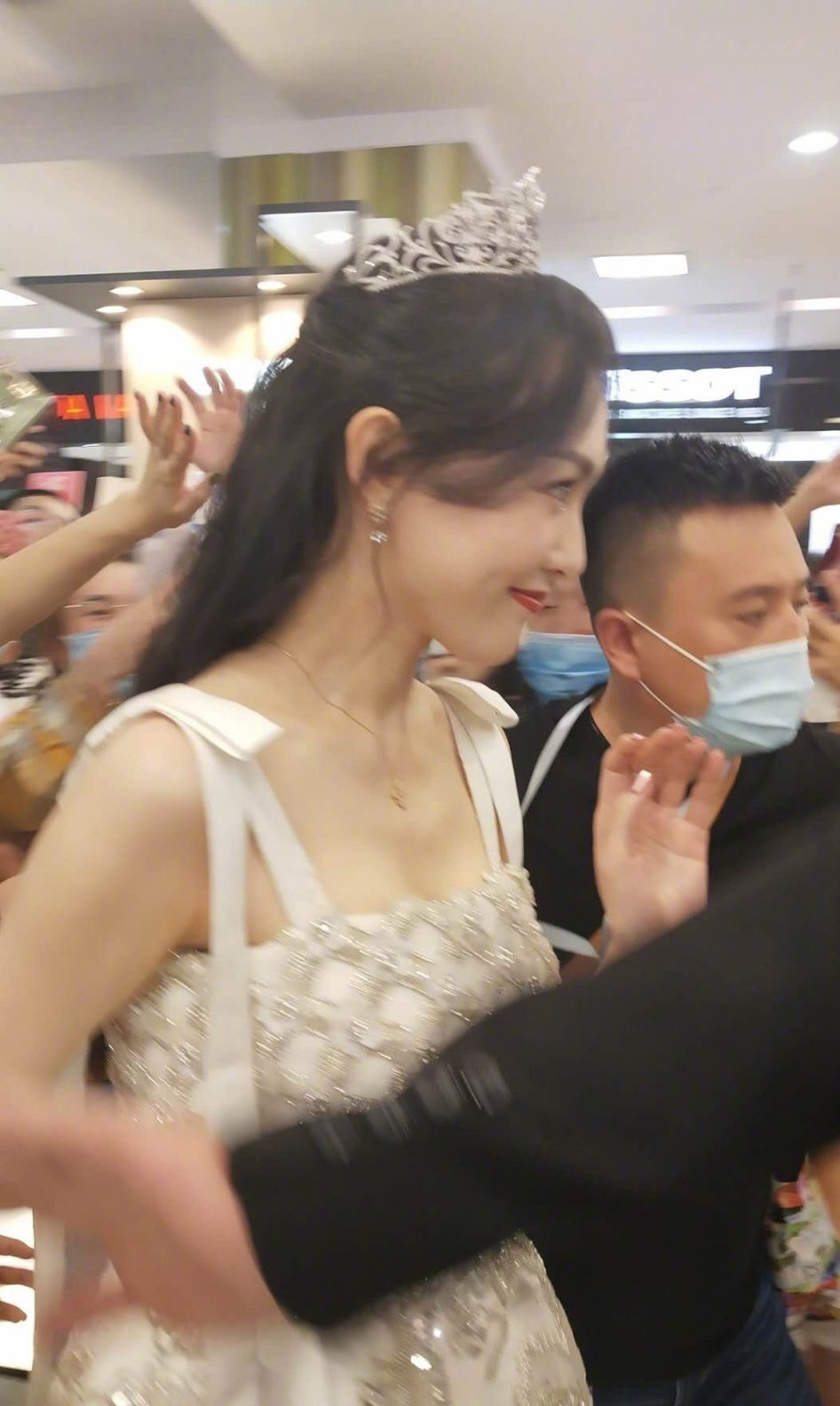 Đường Yên đẹp như công chúa cổ tích, nhưng đôi chân khẳng khiu đáng báo động ảnh 10