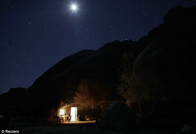 Có gì trong ngôi nhà 3 thế hệ ở, bị tảng đá 850 tấn đè vẫn không sập? ảnh 10