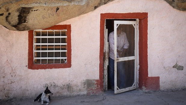 Có gì trong ngôi nhà 3 thế hệ ở, bị tảng đá 850 tấn đè vẫn không sập? ảnh 4