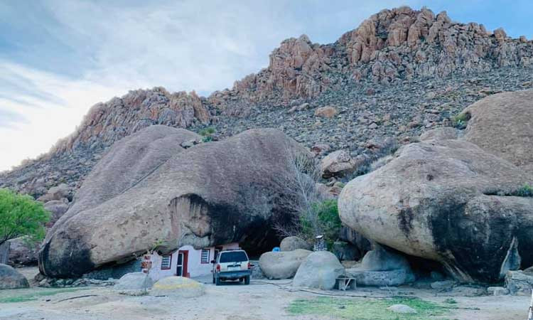 Có gì trong ngôi nhà 3 thế hệ ở, bị tảng đá 850 tấn đè vẫn không sập? ảnh 3