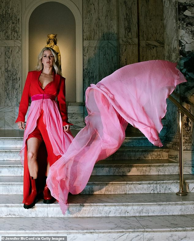 Nữ ca sĩ ‘50 sắc thái’ bị dân mạng ‘ném đá’ vì mặc nguyên set đỏ như nội y đi diễn ảnh 6