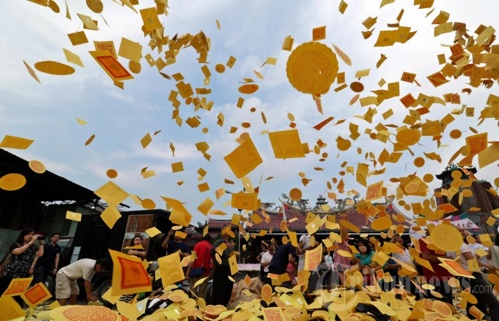 Bất ngờ các hoạt động 'mua vui' cho hồn ma lang thang trong tháng cô hồn ở một số nước ảnh 1