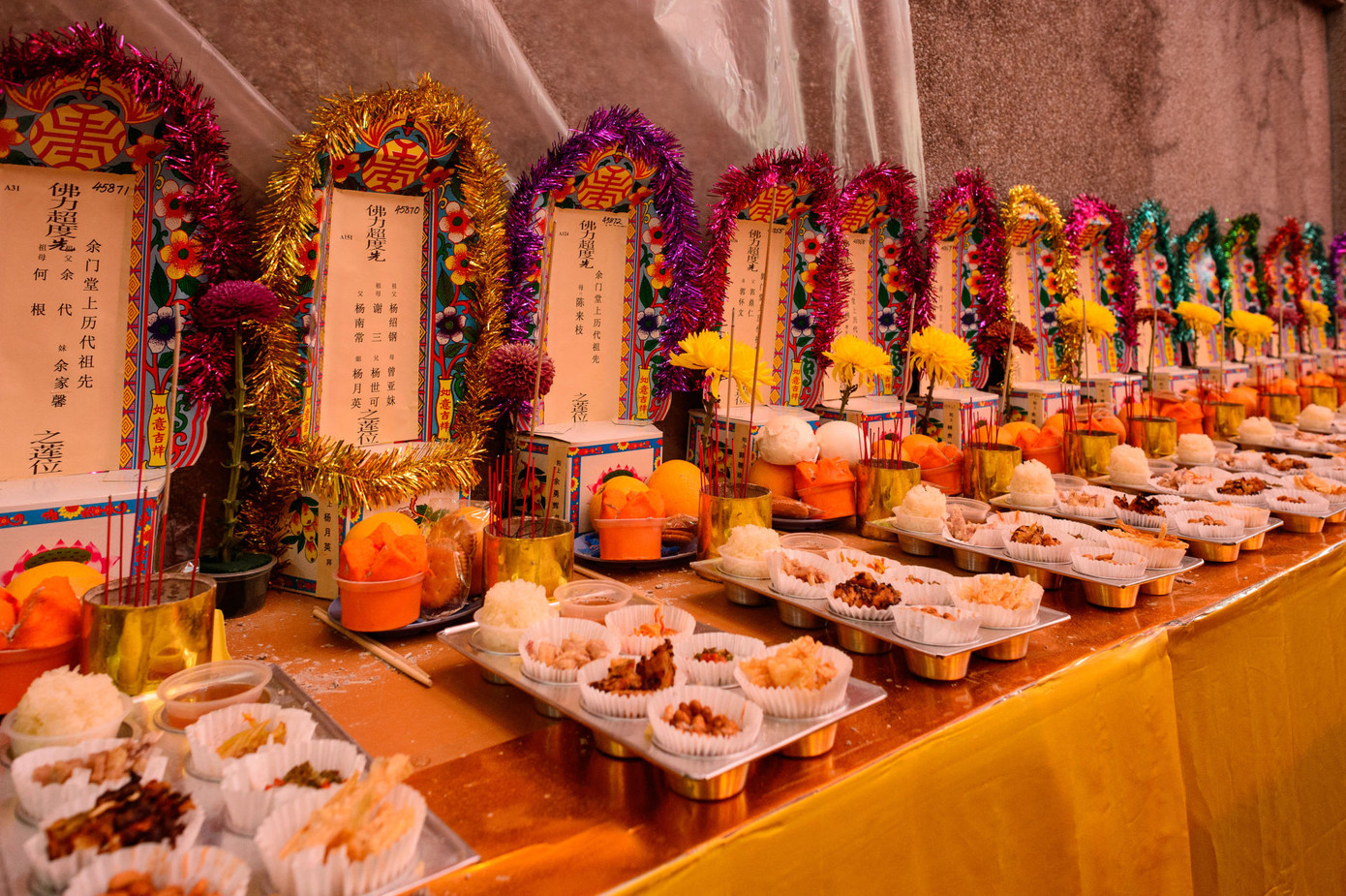 Bất ngờ các hoạt động 'mua vui' cho hồn ma lang thang trong tháng cô hồn ở một số nước ảnh 2