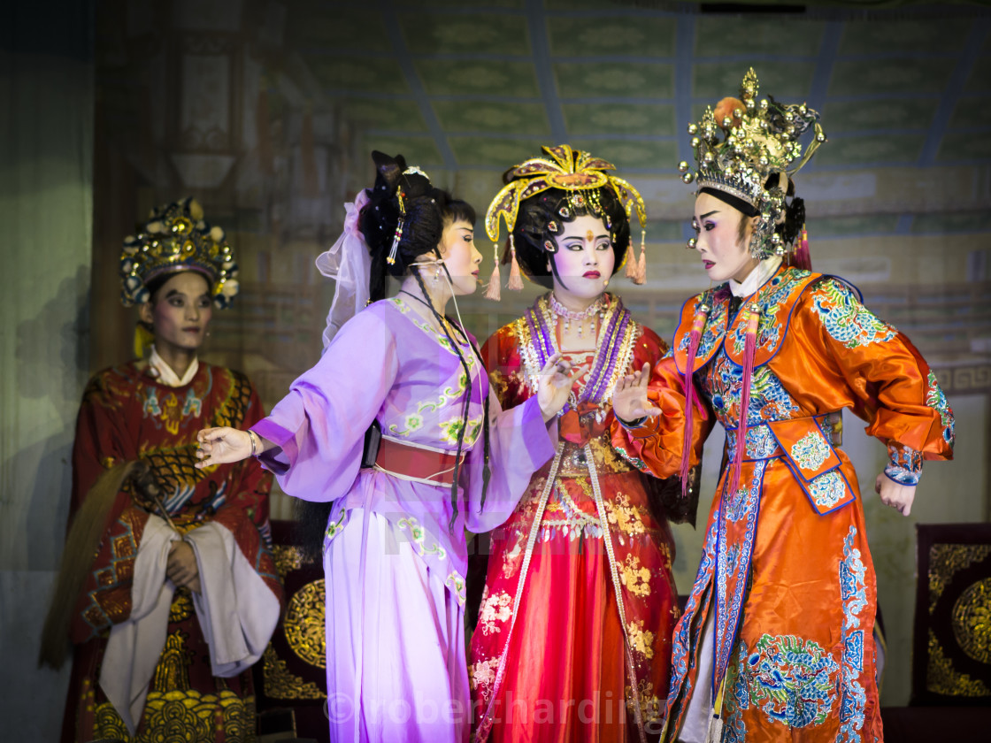 Bất ngờ các hoạt động 'mua vui' cho hồn ma lang thang trong tháng cô hồn ở một số nước ảnh 4