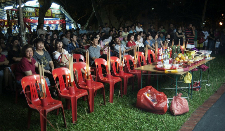 Bất ngờ các hoạt động 'mua vui' cho hồn ma lang thang trong tháng cô hồn ở một số nước ảnh 5