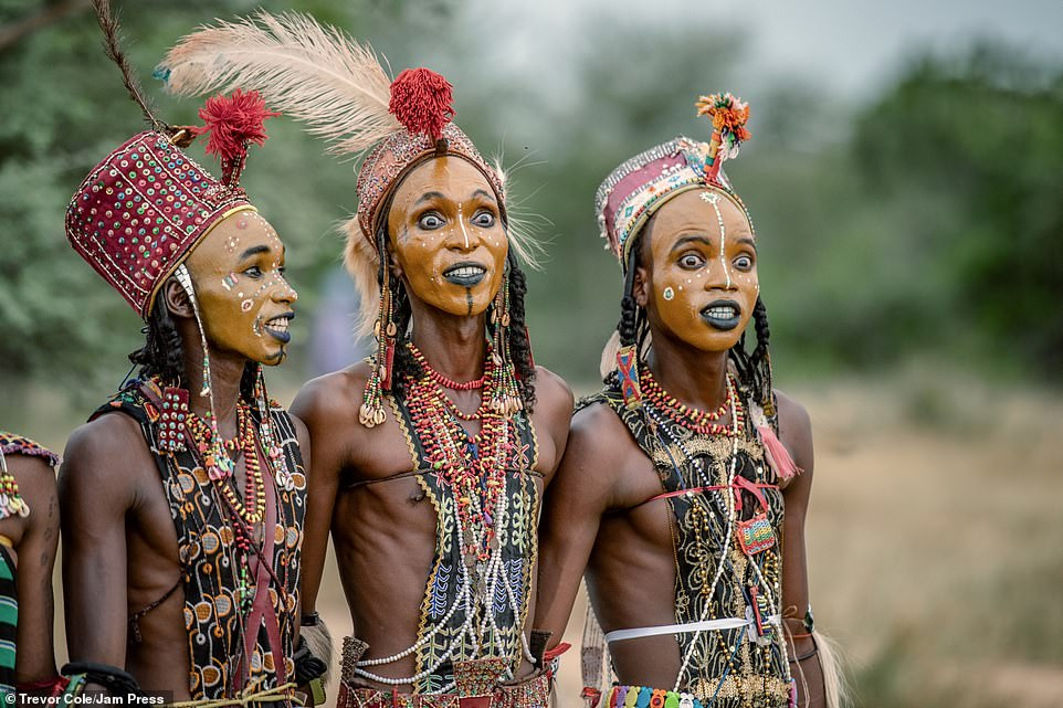 Đến nơi nam giới phải đọ sắc để được phái nữ chọn làm bạn tình ảnh 4