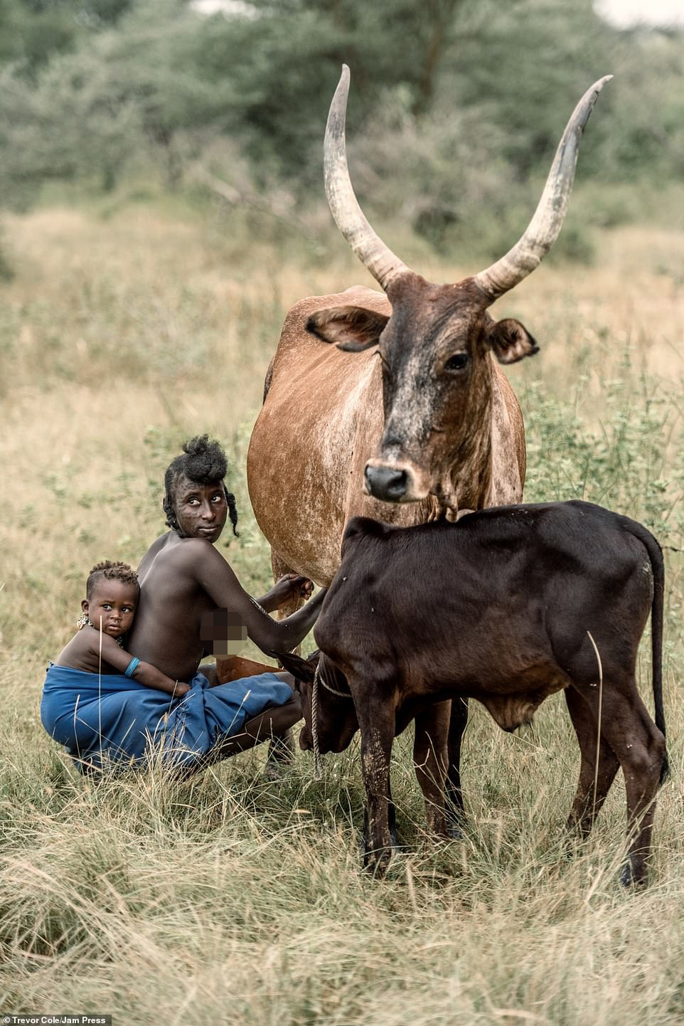 Đến nơi nam giới phải đọ sắc để được phái nữ chọn làm bạn tình ảnh 16