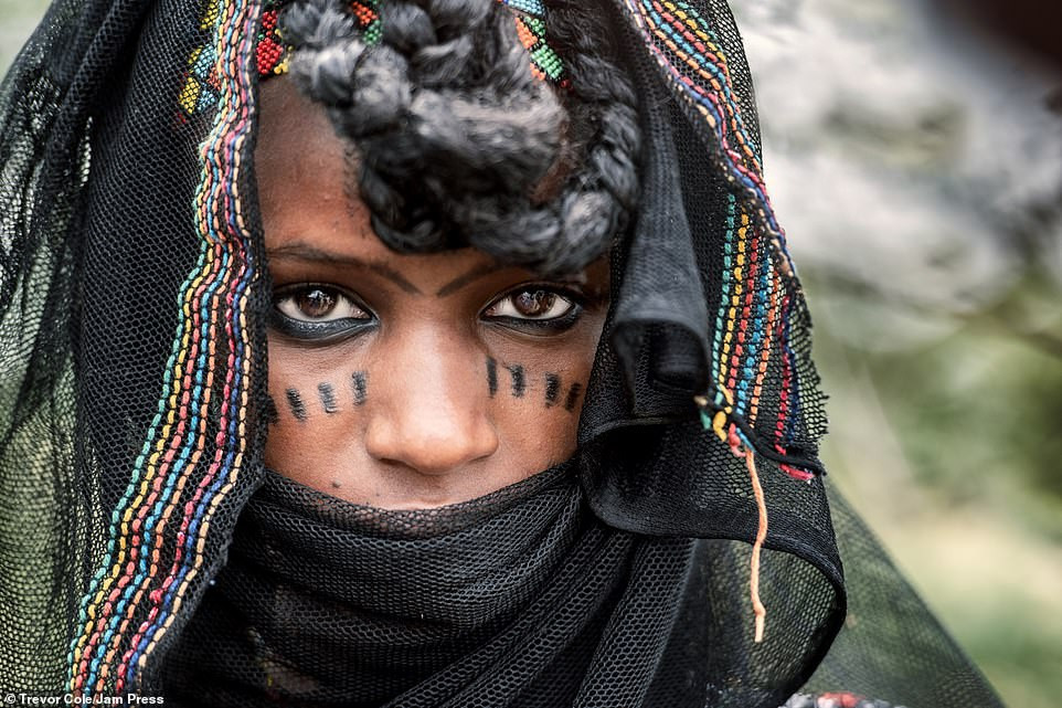 Đến nơi nam giới phải đọ sắc để được phái nữ chọn làm bạn tình ảnh 14