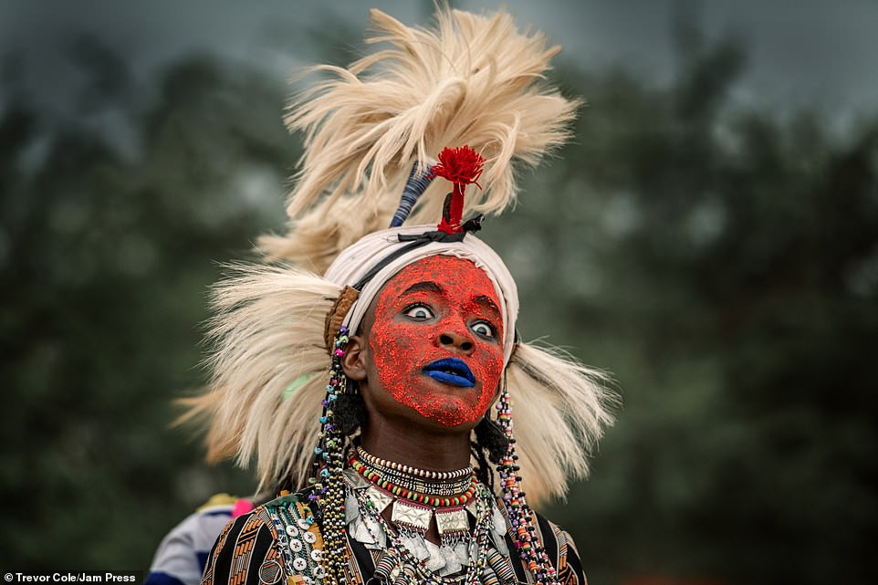 Đến nơi nam giới phải đọ sắc để được phái nữ chọn làm bạn tình ảnh 8