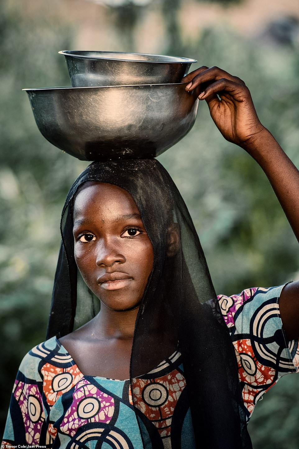 Đến nơi nam giới phải đọ sắc để được phái nữ chọn làm bạn tình ảnh 15